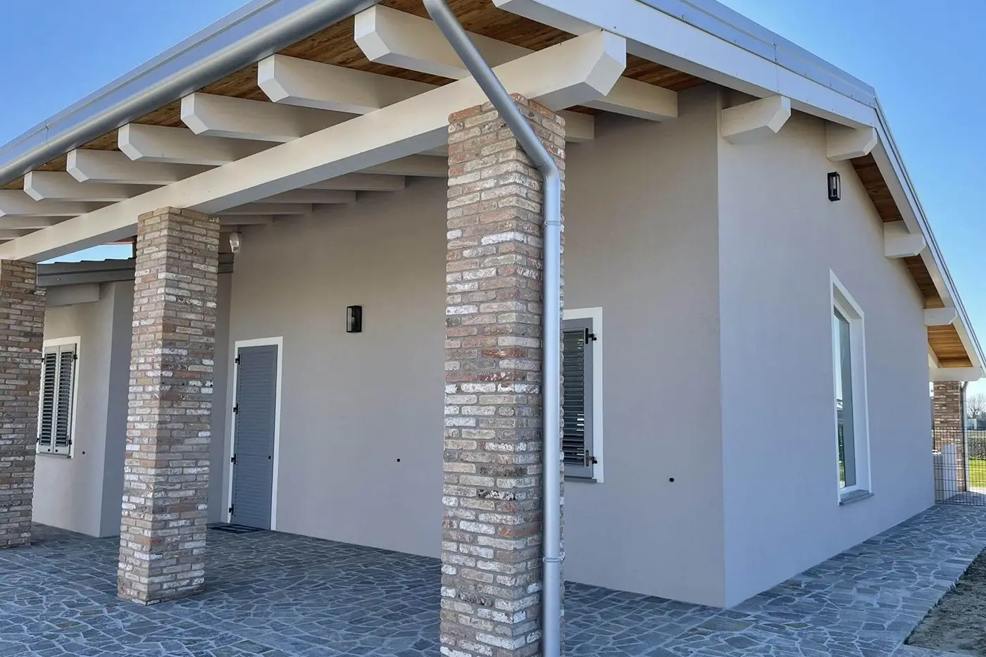 Casa beige termo-acusticamente isolata