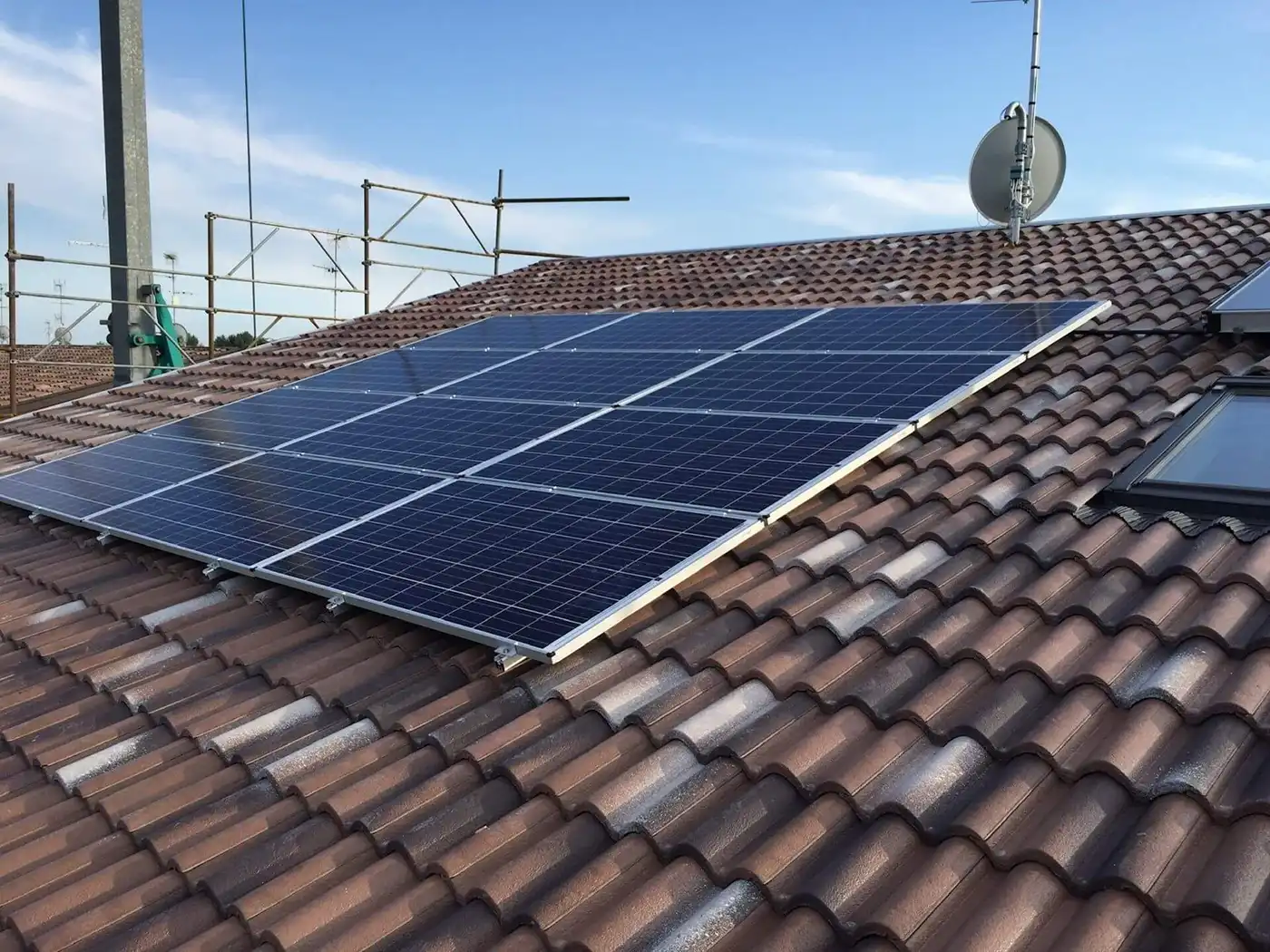 Tetto con pannello fotovoltaico a Bologna