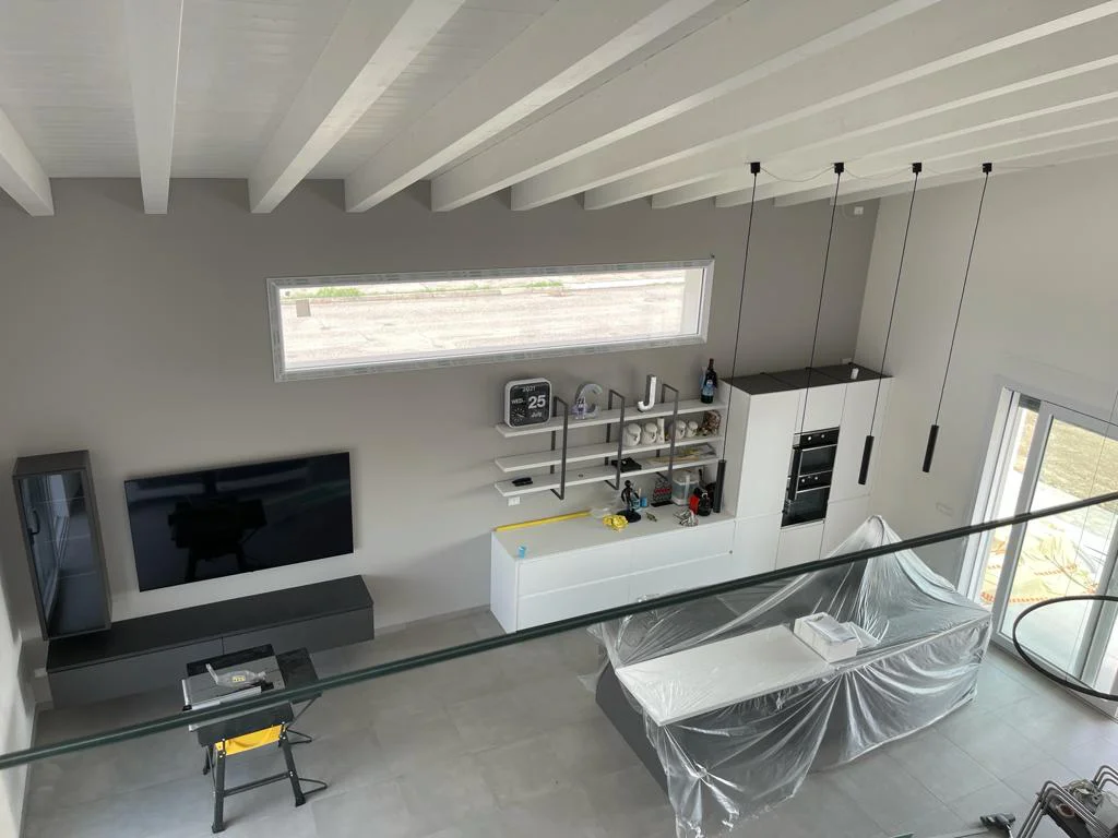 Cucina e sala ristrutturate viste dall’alto a Bologna