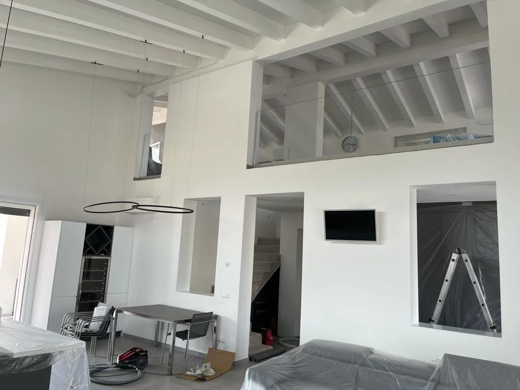 Interni di una casa bianca ristrutturata a Ferrara