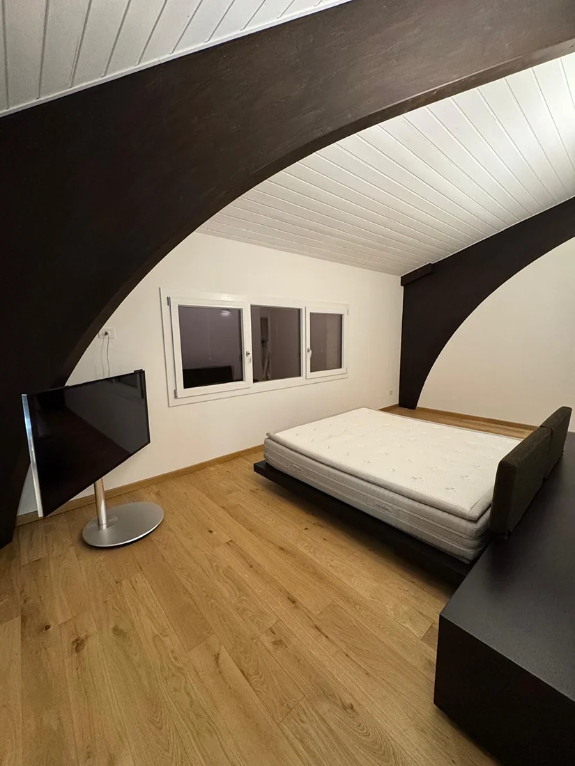 Realizzazione di un interno della camera matrimoniale in legno