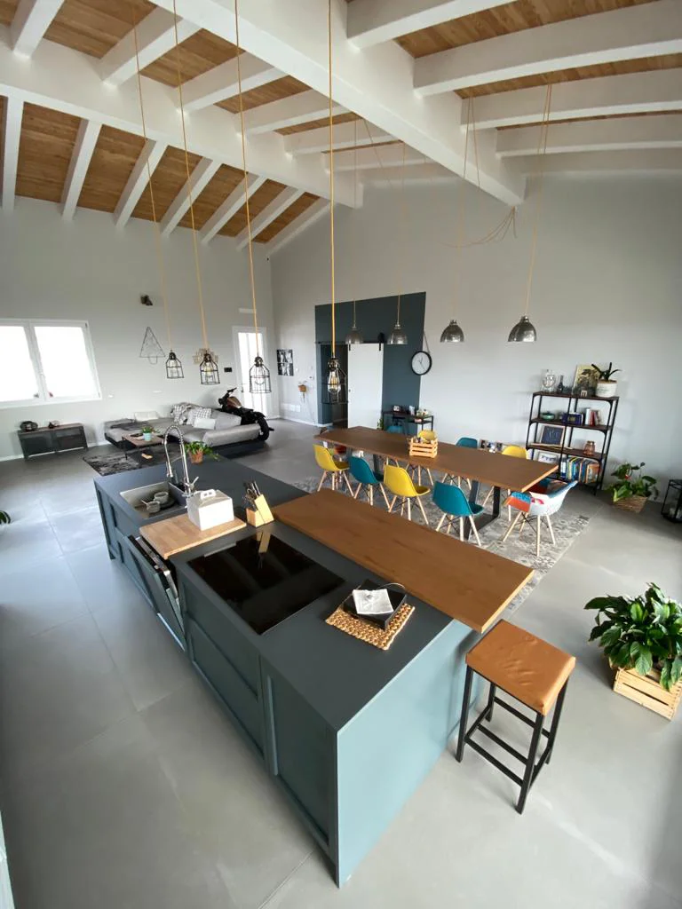 Sala da pranzo ristrutturata con sedie blu e gialle