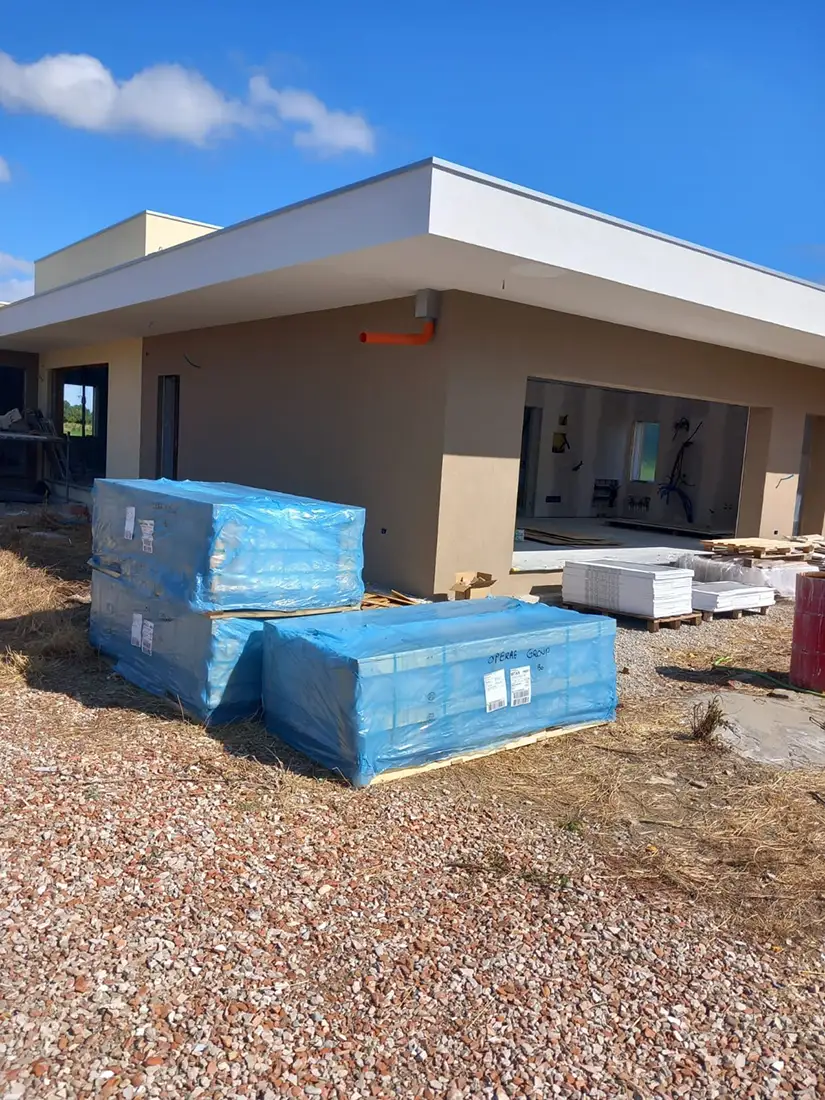 Villa beige con cielo azzurro e blocchi Climablock a Bologna